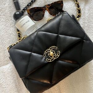 Chanel 19 bag medium